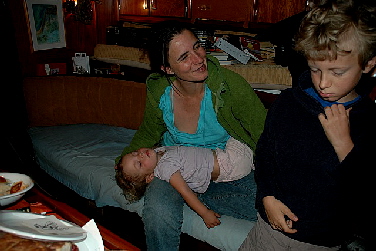 Stephanie mit ihren Kids, die jetzt doch ein bisschen muede sind