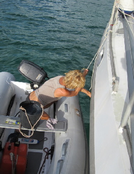 Auch n cooler Job: das Antifouling von Christophes Boot aus  unserer Bb-Bordwand schrubben 