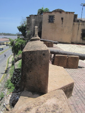 Stadtmauer, natürlich mit Kanonen!