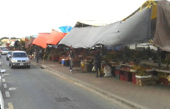 Der venezolanische  Mercado flotando in Willemstad (die Boote liegen hinter den Verkaufsständen)