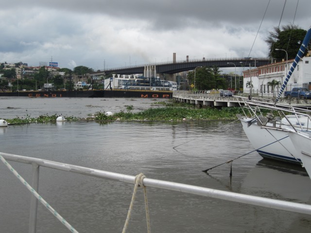 Rio Ozama, die arbeiten hier mit allen Tricks: die Strasse führt über Schwimmpontons über den Fluss